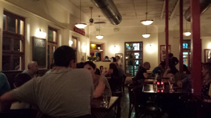 פאפא'ס היא טרטוריה איטלקית קלאסית המציעה פסטות מתוצרת עצמית, פיצות דקיקות ומטעמים איטלקיים נוספים מהים והיבשה.  פאפא'ס שוכנת בבית דו-קומתי משוחזר בפאתי שוק הכרמל - מקום עם קסם מיוחד של פעם - המאפשר לנו להעניק לכם חוויה כייפית ונינוחה עם אוכל ויין נהדרים.  המטבח של פאפא'ס עושה שימוש בחומרי גלם איטלקיים משובחים ובמוצרים טריים מהשוק הסמוך. הפסטות והפיצות הינן טריות ומוכנות מדי יום בעבודת יד, תוך כדי הקפדה על שיטות הכנה מסורתיות.