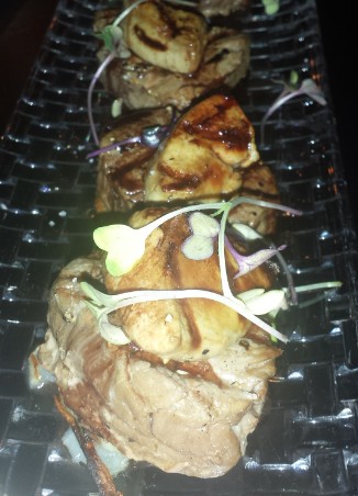 פילה בקר עם כבד אווז ברוטב יין אדום וחומץ בלסמי על מצע גראטן תפוחי אדמה