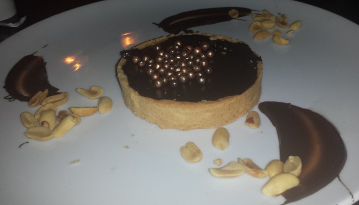 פילה בקר עם כבד אווז ברוטב יין אדום וחומץ בלסמי על מצע גראטן תפוחי אדמה