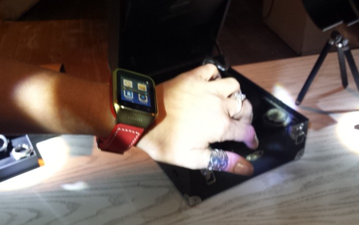 EM WATCH - שעון חכם מבית Emboss