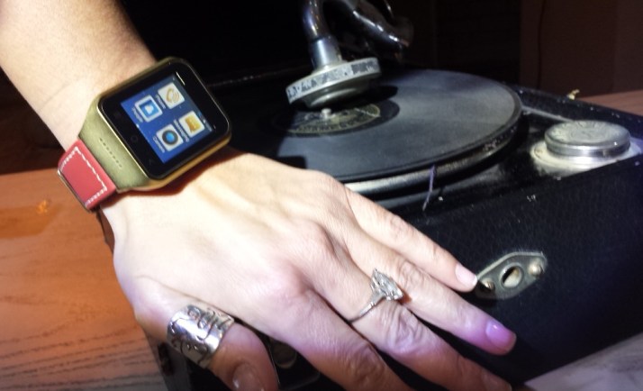 EM WATCH - שעון חכם מבית Emboss