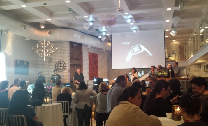 EM WATCH - שעון חכם מבית Emboss