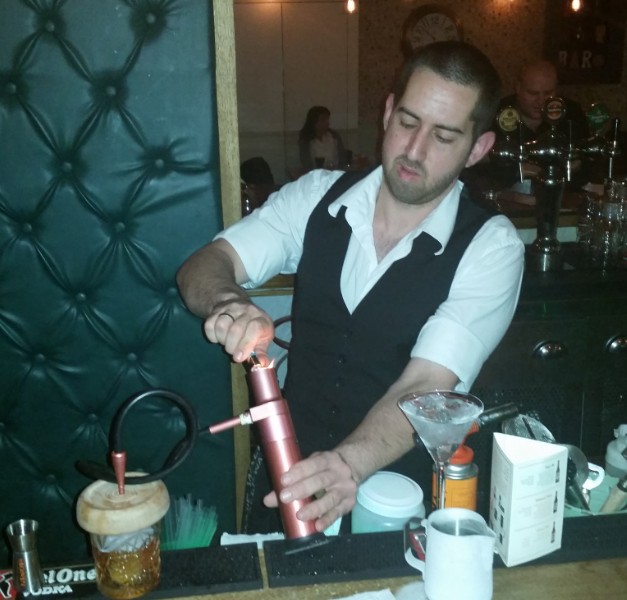 "עשבי הג'ין" – קנקן שיקויים של ג'ין, קוואנטרו, ביאנקו ועוד