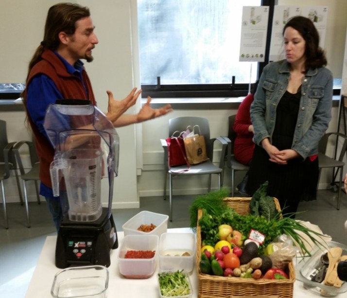 סיור במפעל "ברא צמחים" ביקנעם וסדנה טבעונית עם יגאל קוטין