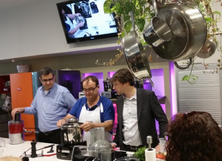 חדש בישראל  מגי'מיקסר - מיקסר ומעבד מזון מבית  ניופאן Magimix 