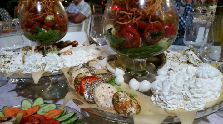 ליד הגבינות. מוצרים מומלצים לשבועות משקאות משיח יקב יפו