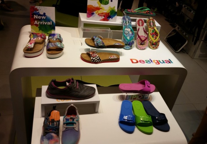 קרוקס אנד מור  CROCS & MORE 