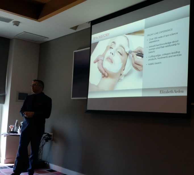 בלעדי בחנות דיוטי פרי ג'יימס ריצ'רדסון – סורק העור של אליזבת ארדן  Check in & check your skiin with Elizabeth Arden