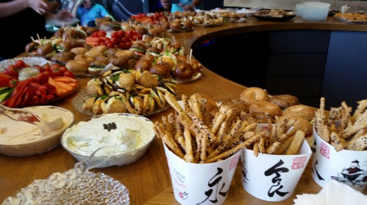 תיאטרון בסלון מתארח במועדון פלאג אין בראשל