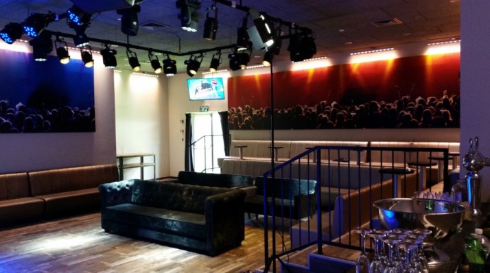 תיאטרון בסלון מתארח במועדון פלאג אין בראשל