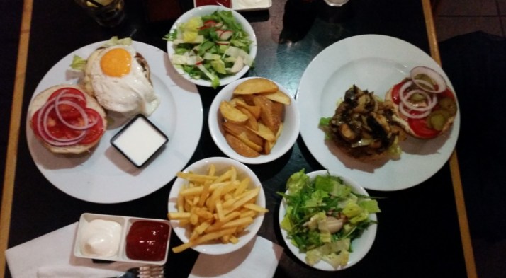 חדש במסעדת לה ביסטרו בר Le Bistro Bar - תפריט המבורגרים מגוון