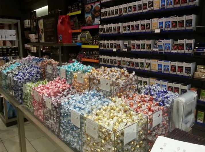 חנות פופ אפ לינדט Lindor Pick & Mix לכבוד ולנטיין בקניון רמת אביב