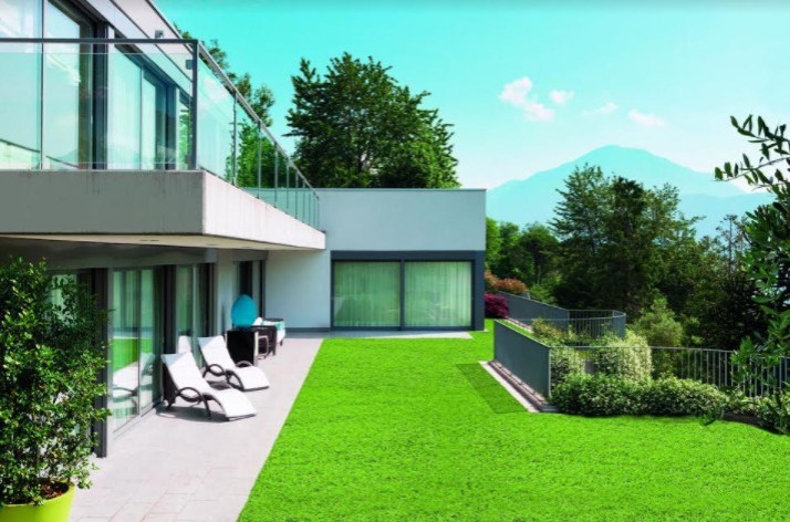 נא לדרוך על הדשא!  שטיחי הדשא הסינטטי של רשת כרמל Floor Design