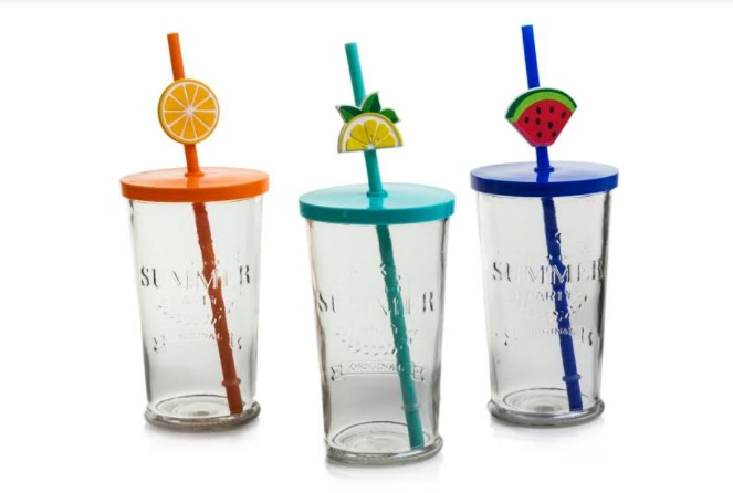 כוסות זכוכית עם קש צבעוני ועיטורי פירות של המותג ARCOSTEEL