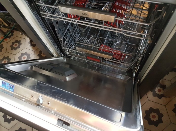 מיניליין יבואנית AEG משיקה מהפיכה בעולם מדיחי הכלים AEG Comfortlift