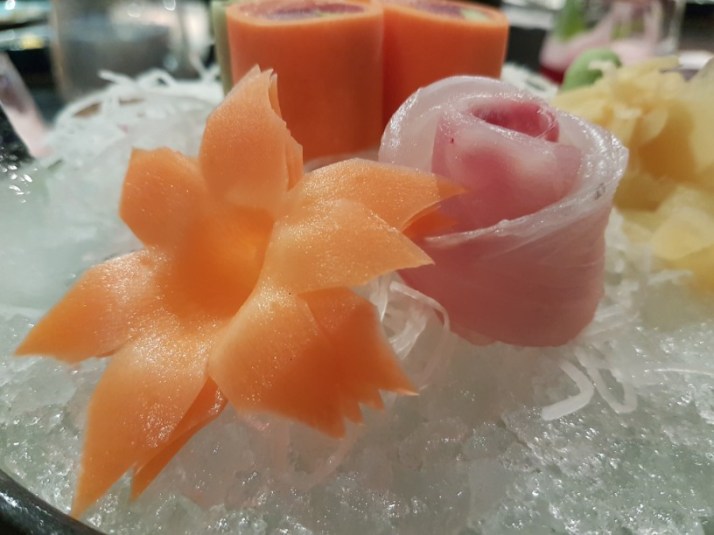 מבחר סשימי רול של מבחר דגים נאים קצוצים ועטופים בגזר ובמלפפון והשני, פרחי אוסוזוקורי לצד רוטב פונזו תפריט טעימות יאקימונו