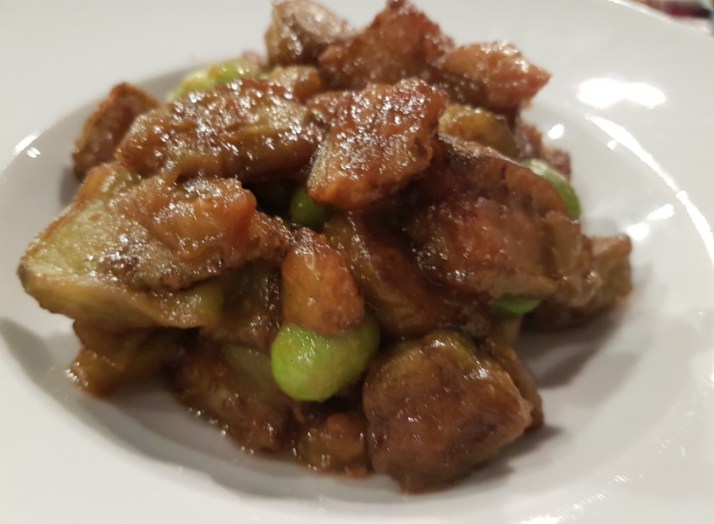 נאסו האשמי קוביות חציל ברוטב מיסו מיוחד.