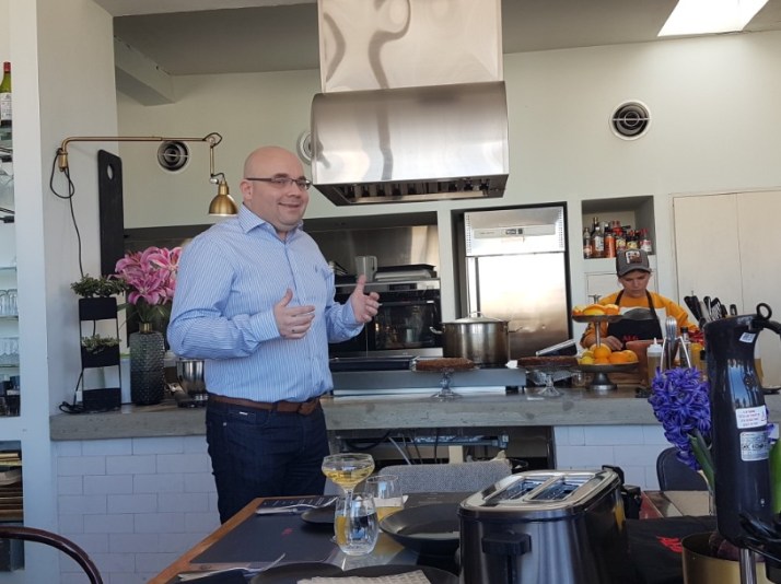 מיניליין משיקה טכנולוגיה חדשה המשלבת אדים SteamBake בסדרת תנורי בישול ואפייה של  AEG