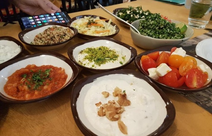 מבחר סלטים טריים