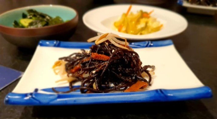 מנת סונומונו – מחמצים יפנים, היזיקי ונבטים, אצות ומלפפונים מסעדת יאקימונו רוטשילד