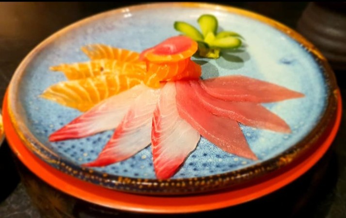 סאקנה אוסוזוקורי - פרוסות דקות של מבחר סשימי עם רוטב פונזו 