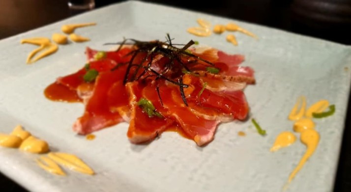 מאגורו פפר - פרוסות טונה צרובה מפולפלת ופרוסות לימון ברוטב סויה וג'ינג'ר