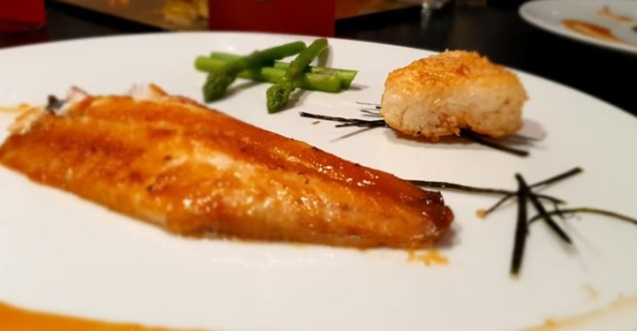 סוזוקי נו קרשי מיסו - בס הסלע בגריל ברוטב חרדל – מיסו. מוגש עם אוניגירי