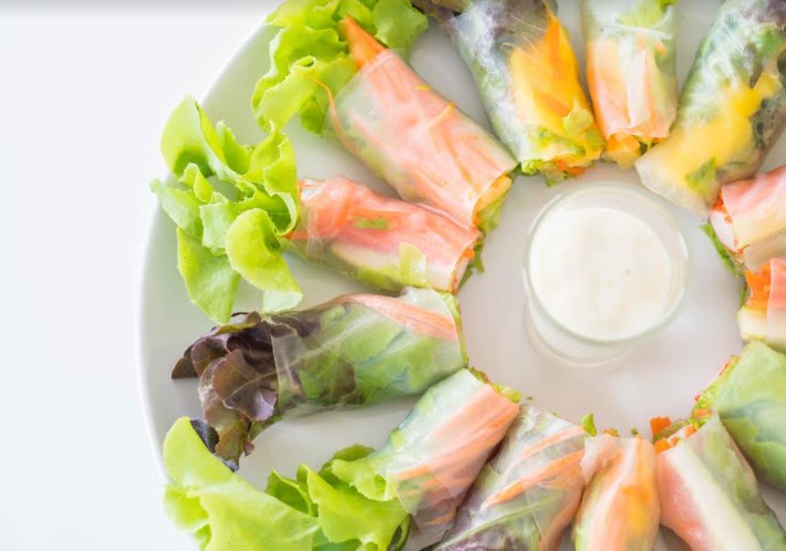 ספרינג רול (אגרול ויאטנמי) עם ירקות, גבינה, אטריות שעועית, סלמון מעושן ומבחר רטבים