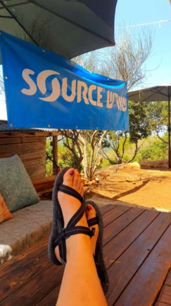 עם סנדלי סולו של שורש הולכים (כמעט) יחפים ולא מתפשרים על הנוחות